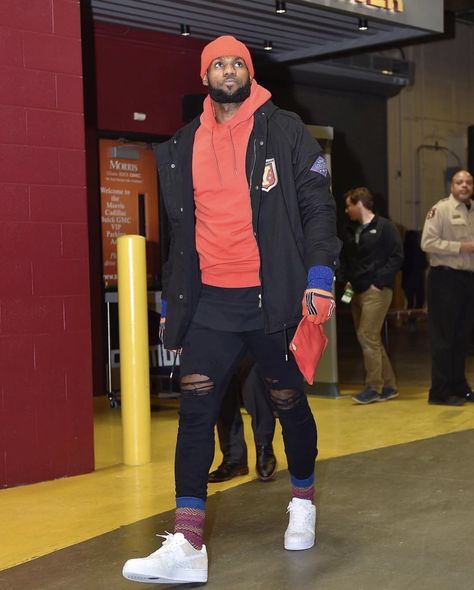 LBJ's winter status is locked in, finding subtle ways to pepper in vibrant color pops to his traditionally all black wardrobe. Nba Outfits Men, Lebron James Fashion, Nba Style, Lebron James Shoes, Nba Outfit, Nba Fashion, Black Men Fashion Swag, Mens Fashion Wear, Mens Fashion Streetwear