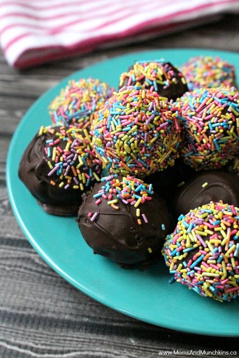 This Oreo Truffles recipe makes a great party dessert! They are really easy to make, they look great on a party dessert buffet table & all ages love them. Edible Chocolate Cookie Dough Recipe, Munchkins Recipe, Chocolate Cookie Dough Recipe, Truffle Ideas, Oreo Truffle, Easy Party Desserts, Oreo Truffles Recipe, Italian Bakery, Truffles Recipe