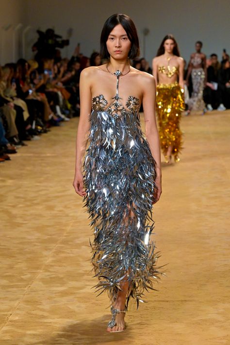 Paco Rabanne RTW Fall 2023 [PHOTOS] – WWD Retro Future Fashion, Seashell Dress, Runway Gowns, Fall 2023 Ready To Wear, 2023 Ready To Wear Collection, Runway Model, Metal Dress, Star Wars Fashion, Plastic Dress