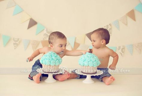 One Year Old Twins Photo Shoot, Twins Smash Cake, 1 Year Twins Photo Shoot, Twin Birthday Pictures, Twin Photoshoot, Twin Cake Smash, Boy Birthday Pictures, Big Cupcake, Simple Backdrop