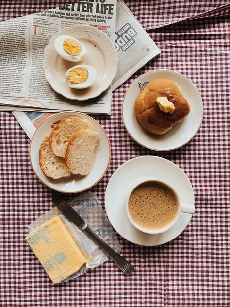 Chai Tea Drawing, Irani Cafe Aesthetic, Cafe Setup Ideas, Cafe Indian, Bombay Aesthetic, Chai Biscuit, Irani Cafe, Bun Maska, Irani Chai