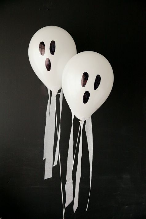 DIY ghost balloons Halloween Flying Ghost, Halloween House Party Decorations, Ghost Balloons, Halloween Party Decor Diy, Halloween Fest, Halloween Dance, Casa Halloween, Halloween House Party, Dollar Store Halloween