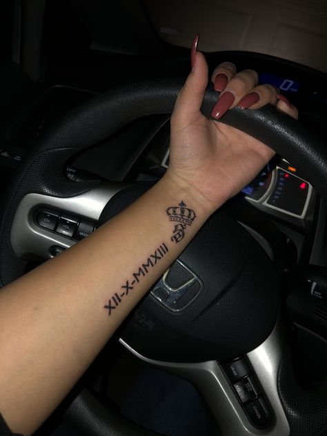 Rip Wrist Tattoos For Women, Name Tattoo Arm Women, Tätoo Hand, Baddie Wrist Tattoos, First Tattoo Ideas For Women Forearm, Arm Tattoos For Women Forearm Quotes, Name Tattoos Arm, Forearm Name Tattoos For Women, Tattoo Ideas Forearm Women