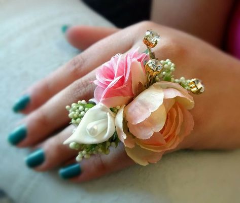 Unique Prom Corsage Ideas Fresh Flowers, Boutonniere Hoco, Diy Corsage And Boutonniere, Arm Corsage, Corsage Ring, Wearable Florals, Ring Corsage, Dough Jewelry, Farmhouse Florals