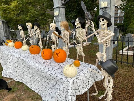 Skeleton Yard Display, Skeleton Displays, Skeleton Decorations Outdoor, Skeleton Scenes, Church Halloween Party, Outdoor Skeleton, Skeleton Poses, Skeleton Ideas, Halloween Yard Displays