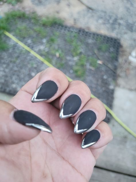 Black matte with chrome tips Matte Black Nails With Chrome Tips, Black Nails Chrome Tips, Black Nails With Chrome Tips, Matte Black And Chrome Nails, Nails With Chrome Tips, Black And Chrome Nails Designs, Black Nails With Chrome, Short Stiletto Nails, Nails With Chrome