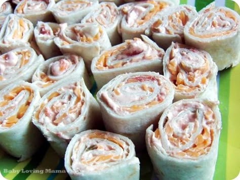 Kraft Salsa Roll Ups  ◦4 oz (1/2 of 8 oz pkg) Philadelphia cream cheese (or Neufchatel), softened ◦3 tablespoons thick and chunky salsa ◦4 flour tortillas (6 inch)  ◦1/2 cup Kraft Mexican Style Finely Shredded Four Cheese (or your favorite shredded cheese) ◦1/4 tsp chili powder (optional) Ww Wraps, Ww Appetizers, Ww Snacks, Ww Food, Roll Ups Recipes, Healthy Diets, Easy Salsa, Roll Ups Tortilla, Weight Watchers Recipes