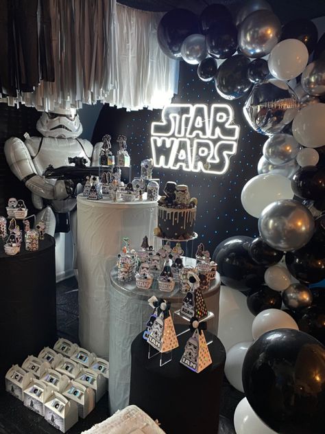 Galaxy Theme Birthday, Star Wars Balloons, Star Wars Themed Party, Star Wars Theme Birthday, Star Wars Party Decorations, Decoracion Star Wars, Star Wars Themed Birthday Party, Star Wars Baby Shower, Star Wars Theme Party