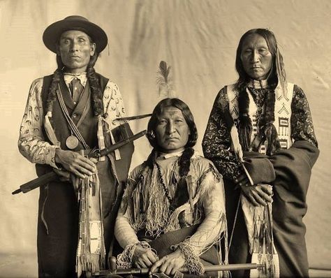 Chief Henry Roman Nose (L), Chief Yellow Bear, Chief Lame Man (R) C H E Y E N N E, 1899 - #cheyenne #southerncheyenne #nativeamerican… Algonquin Indian, Algonquin Tribe, Native American Images, Native American Photos, Beautiful Portraits, History Images, Native American Peoples, Native American History, Native American Culture