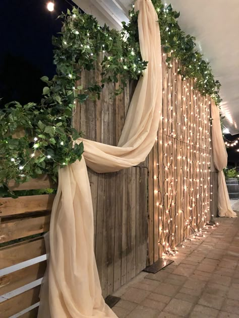 Prom Stage Design, Rustic Theme Backdrop Ideas, Wooden Wall Photo Backdrop, Rustic Romance Prom Theme, Countryside Cabin Prom Theme, Enchanted Garden Table Decor, Rustic Prom Decorations, Golden Hour Prom Theme, Rustic Prom Themes