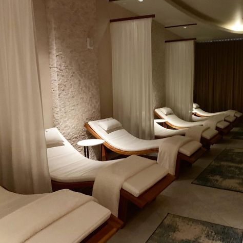 Spa Chair Ideas, Spa Quiet Room, Luxury Day Spa Interior Design, Luxurious Spa Design, Spa Relaxation Room Ideas, Spa Changing Room, Relaxation Room Ideas, Spa Esthetic, In Home Spa