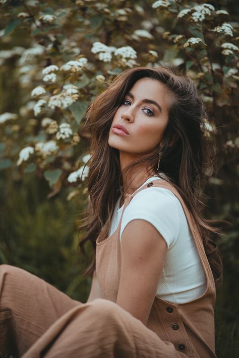 Botanical Garden Photo Shoot, Julia Trotti, Female Portrait Poses, Photoshoot Behind The Scenes, Outdoor Portrait Photography, Sony A7iii, A Field Of Flowers, Field Of Flowers, Posing Tips