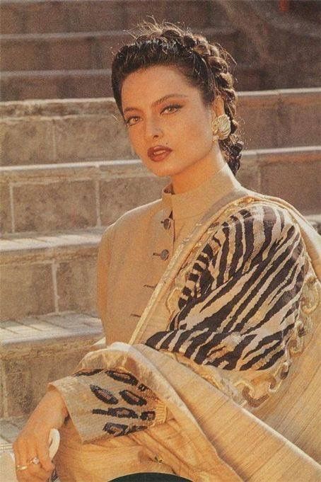 Rekha Actress, Bollywood Makeup, Vintage Bollywood Aesthetic, 90s Bollywood Aesthetic, Bollywood Pictures, Retro Bollywood, 90s Bollywood, Indian Photoshoot, Vintage Bollywood