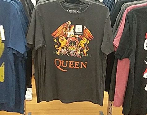 Queen Graphic Tee, Queen Shirt Band, Queen Band Outfits, Queen Band Shirt, Queen Videos, Queen Outfits, Rock Queen, Queen Shirt, Queen Photos