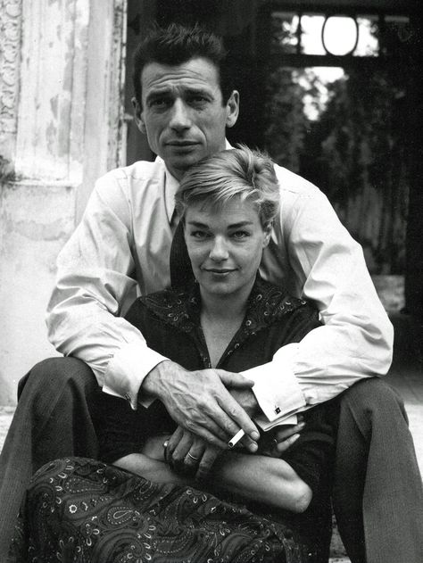 Simone Signoret et Yves Montand. C'est en 1949 que la jeune actrice, mariée au réalisateur Yves Allegret, rencontre le chanteur Yves Montant. Un an après elle divorce pour s'installer avec son amant à Paris. Le couple se marie en 1951 et deviendra l'un des couples phares du cinéma français. Yves Montand, David Bailey, Hollywood Couples, French Cinema, People Of Interest, French Films, Famous Couples, French Actress, Famous Faces