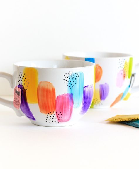 Learn to make your own dishwasher safe decorated mugs in no time at all! Personalized mugs to make your morning coffee break just a little more ... you! Decorated Mugs, Plain Mugs, Diy Sharpie, Cerámica Ideas, Paint Your Own Pottery, Diy Mugs, Fabulous Diy, Pottery Painting Designs, Tassen Design