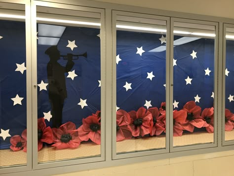 Memorial Day Display Veterans Day Window Display, Veterans Day Display School, Veterans Day Display Ideas, Veterans Day Wall Of Honor, Veterans Day Library Displays, Patriotic Store Window Display, Memorial Day Window Display, Patriotic Library Displays, Memorial Day Board Ideas