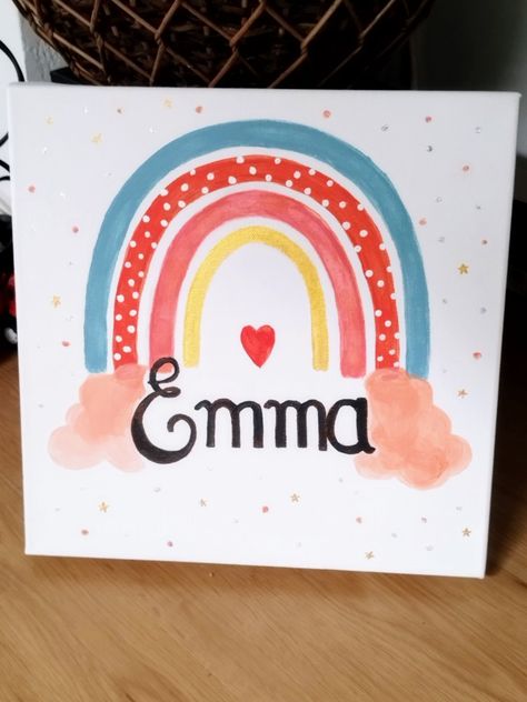 Tela pintada com tinta acrílica, personalizada com nome da bebé Diy Rainbow Painting, Name Canvas Painting Diy, Painted Name Canvas, Rainbow Canvas Painting, Ivy Room, Baby Room Paintings, Name Design Art, Kids Craft Gifts, Room Paintings