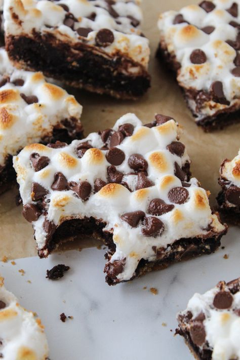 Easy S'mores Brownie Bars Dessert Dip Recipes, Smores Brownies, Brownie Bars, Dessert Dips, Brownie Batter, Toasted Marshmallow, Brownie Mix, Brownie Bar, Graham Cracker Crust