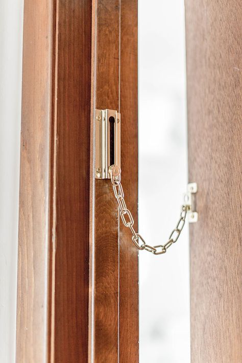 How To Make A DIY Cat Door From A Chain Lock | dreamgreendiy.com @petfinder #MetOnPetfinder Diy Cat Door, Diy Closet Doors, Door Chains, Green Diy, Doors Repurposed, Cat Hacks, Chain Lock, Pet Door, Simple Chain