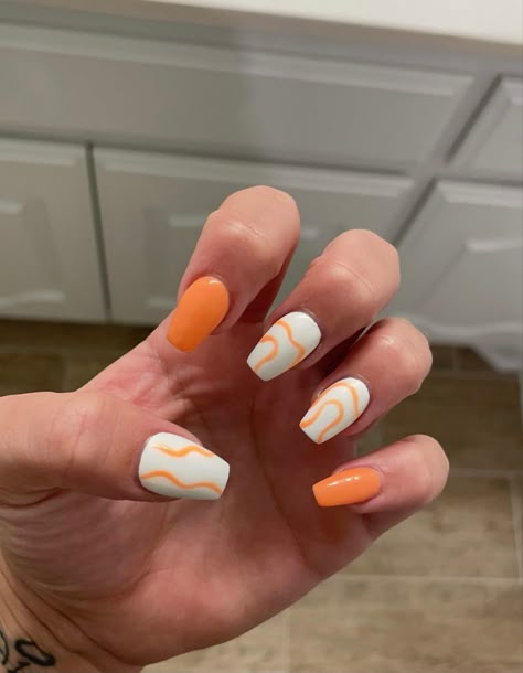 nails Orange Nails With White Design, Orange Summer Gel Nails, Orange And White Short Nails, Orange Nails For Spring, White And Orange Nail Designs, White And Orange Nails Short, White Nails With Orange, White Nails Neon Design, Orange And White Fall Nails