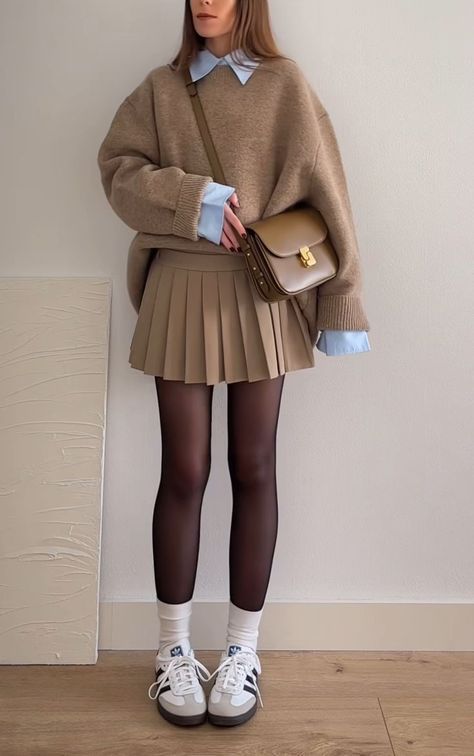 Pleated Skirt Outfit, Professional Outfit, Skirt Outfits Fall, Stockings Outfit, Winter Skirt Outfit, Corporate Style, Look Short, Fresh Outfits, Looks Street Style