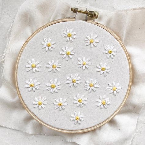 We love these pretty white and yellow daisies, hand embroidered by @erinvandegraaff using DMC threads Simple Flower Embroidery Designs, Crochet Step By Step, Embroider Ideas, Modern Hand Embroidery, Embroidery Wall Art, Digital Embroidery Patterns, Floral Embroidery Patterns, Symbol Of Love, Hand Embroidery Flowers