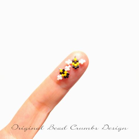 Bee Seed Bead, Seed Bead Charms, Loom Beading Patterns, Miyuki Beads Pattern, Seed Bead Crafts, Motifs Perler, Bead Weaving Patterns, Beaded Crafts, Beaded Animals