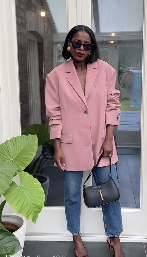 Pink Blazer Work Outfits Women, Pink Blazer Outfit Street Style, Casual Suit Outfits Women, Pink And Jeans Outfit, Long Blazer Outfits For Women, Blazer Outfits For Women Parties, Denim Blazer Outfit, Pink Blazer Outfit, Oversized Blazer Outfit