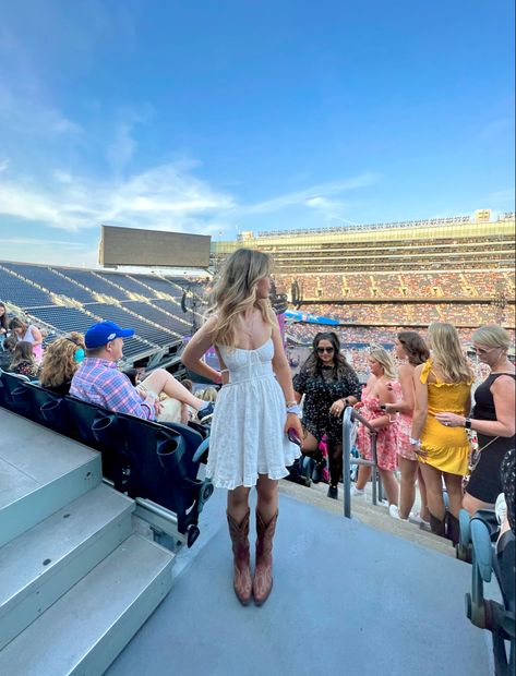 Dress For Country Concert, Country Concert Fits, Brown Cowboy Boots Outfit, Taylor Swift Country, Country Concert Outfits, Cowboy Boot Outfits, Cowboy Outfit, About Taylor Swift, Cowgirl Boots Outfit