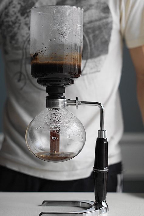 How to Use Siphon Coffee Maker: Your Step by Step Guide Coffee Questions, Vacuum Coffee Maker, Coffee Meets Bagel, Siphon Coffee, Ways To Make Coffee, Coffee Energy, How To Order Coffee, January 1st, Best Vacuum