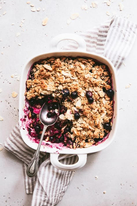 Healthy Breakfast Berry Crumble - Dairy Free - Our Nourishing Table Breakfast Crumble, Berry Crumble Recipe, Apple And Berry Crumble, Berry Crumble Bars, Vegan Crumble, Berry Oatmeal, Banana Granola, Berry Crisp, Berry Crumble