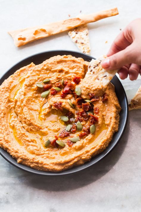 This easy recipe for creamy sundried tomato hummus doesn't require tahini, but has exact proportions for using sesame seeds instead. Hummus No Tahini, Sundried Tomato Hummus, Sun Dried Tomato Hummus, Tomato Hummus, Hummus Recipe Homemade, Puff Pastry Filling, Sundried Tomato, Homemade Hummus, Vegetarian Appetizers