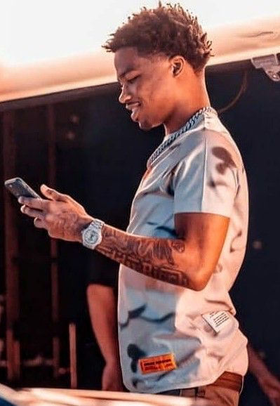 Roddy Ricch Hairstyle, Roddy Rich, Roddy Ricch, Chris Brown Videos, Chris Brown, Boss Lady, Rappers, Phone Wallpaper, Hair Cuts