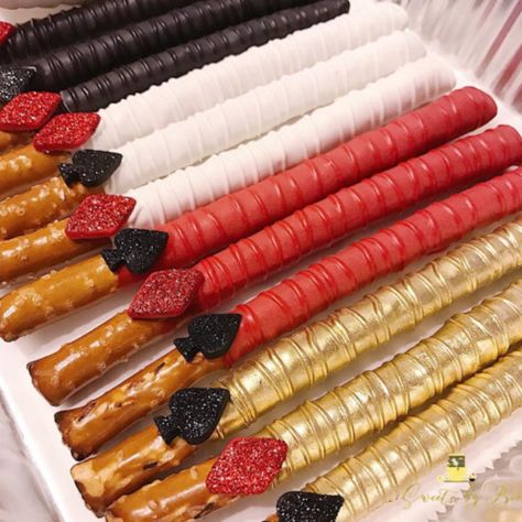 Casino Party Dessert Table, Elvis Themed Birthday Party Ideas Las Vegas, Casino Theme Party Food Snacks, Casino Snack Ideas, Casino Theme Candy Table, Casino Night Desserts, Casino Night Dessert Table, Casio Theme Party, Casino Theme Treat Table