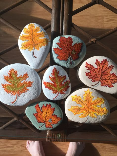 Fall leaf painted rocks #rockpainting #kindnessrocks Leaf Painted Rocks, Diy Autumn Decor, Thanksgiving Rocks, Autumn Decor Ideas, Fall Rock, Painted Pebbles, Halloween Rocks, Time Images, Painted Rocks Craft