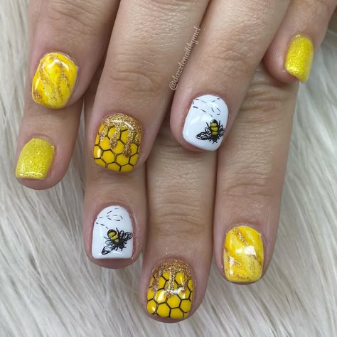 Short Bee Nails, Yellow Bumble Bee Nails, Honey Drip Nails, Bee On Nails, Bumblebee Nail Designs, Bee Nail Ideas, Honey Bee Nail Designs, Nail Art Bee, Bee Inspired Nails