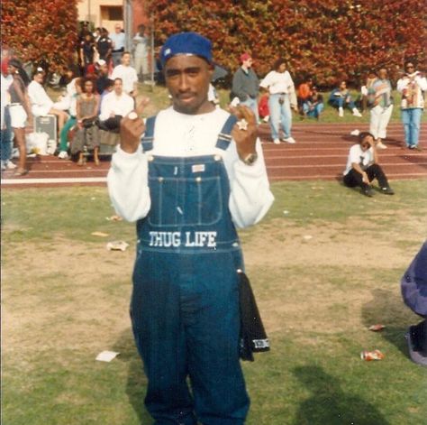 Via: @theecafellc #repost "This road trip would find me on the campus of Morehouse Clark Spelman in Atlanta 1992 strolling across a field where I would bump into this dude and have a chance to talk with and capture this photograph of one of the best to ever do it. At the time @2pac had just left Digital Underground and 2Pacalypse Now and Brenda's Got A Baby was in rotation and the movie Juice was hot. If you look in the picture #AllEyezOnMe folks knew he would be mega. Funny when you are you... 90s Overalls Outfit Hip Hop, 90s Overalls Outfit, Tupac Outfits, Hip Hop 90, 80s Dress Up, 2pac Makaveli, Arte Pulp, Tupac Makaveli, Tupac Pictures