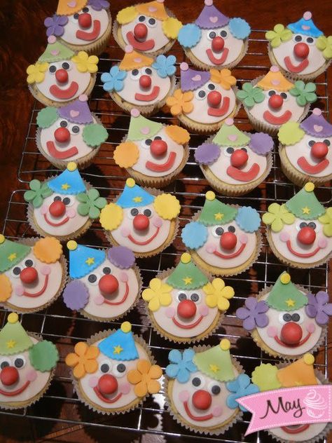 clown muffins Clown Cupcakes, Carnival Cupcakes, Clown Cake, Cupcakes Design, Fondant Flower Tutorial, Circus Cake, Clown Party, Kid Cupcakes, Cupcakes Decorados