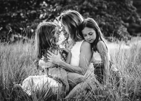 Mother Daughter Photography Poses, Mom Daughter Photography, Mommy Daughter Photography, Mom Daughter Photos, Mommy Daughter Photoshoot, Mommy Daughter Pictures, Mommy Daughter Photos, Mother Daughter Pictures, Summer Family Pictures