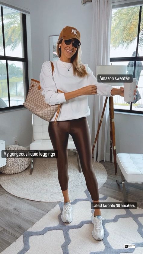 Brown Metallic Leggings Outfit, Tan Workout Outfit, Metallic Leggings Outfit, Brown Leggings Outfit, Shiny Leggings Outfit, Chocolate Brown Leggings, Outfits Leggins, Casual Chic Fashion, Brown Sweatshirt