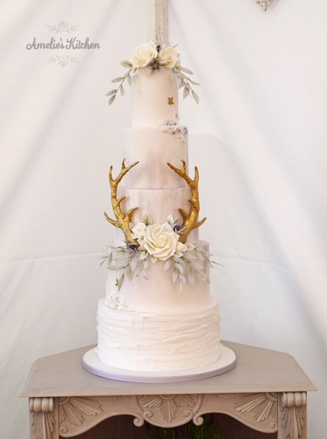 Deer Hunting Wedding Ideas, Wedding Cake With Antlers, Deer Antler Wedding Cake, Antler Cake Topper, Wedding Hunting Theme, Antler Wedding Cake, Vikings Outfit, Deer Wedding Cake, Hunting Wedding Cake