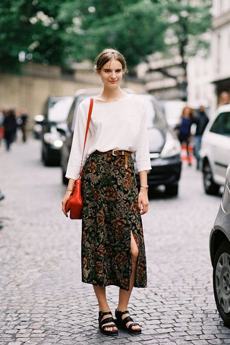 vanessa jackman. Tilda Lindstam, How To Wear Belts, Vanessa Jackman, Walking Down The Street, Couture Mode, Looks Street Style, A Skirt, Mode Vintage, Looks Style