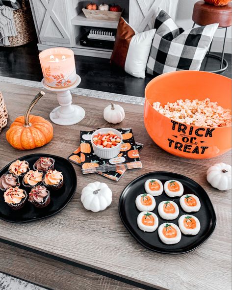 Halloween Movie Night Party, Couples Movie Night, Autumn Porch Decor, Halloween Things To Do, Halloween Themed Snacks, Scary Movie Night, Autumn Porch, Halloween Sleepover, Movie Night Decorations