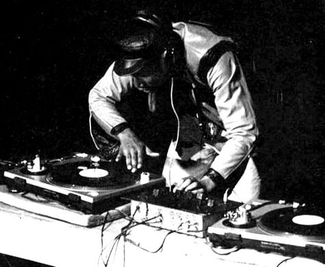 Grandmaster Flash pioneering mainstream scratch in the 80s Melle Mel, Dj Kool Herc, Hiphop Girl, Grandmaster Flash, Cultura Hip Hop, Beat Maker, Music Technology, Punk Scene, Hells Kitchen