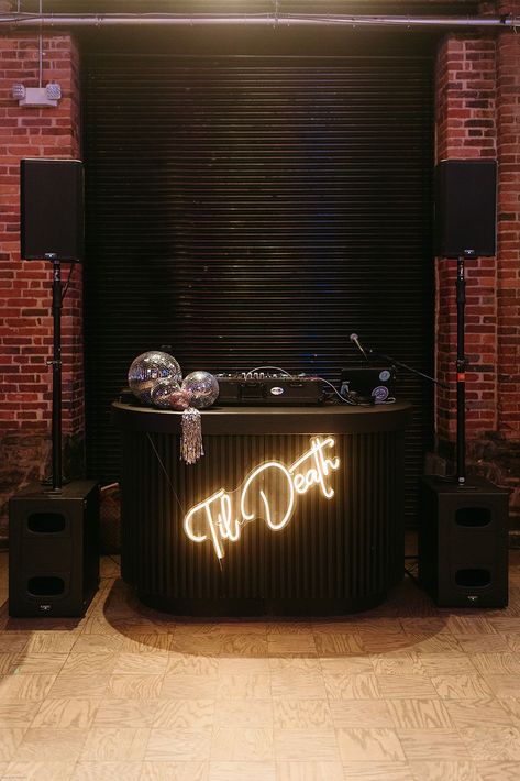 Dj Booth Restaurant, Bar Dj Booth Design, Dj Set Up Ideas, Black Disco Wedding, Wedding Dj Booth Decor, Black Mobile Bar, Cool Dj Booth, Halloween Dj Booth, Dj Table Design Dj Booth