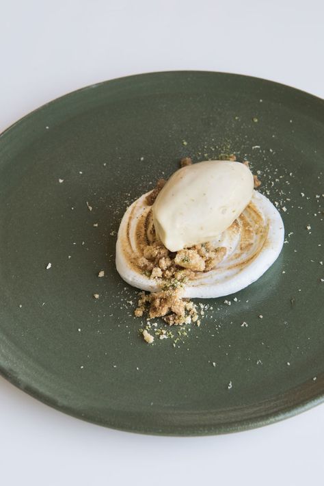 Meringue Ice Cream, Almond Crumble, Recipe With Lemon, Fine Dining Desserts, Italian Meringue, Italian Dessert, Italian Chef, Ice Cream Recipe, Ice Cream Desserts