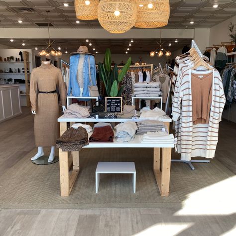 Retail Store Table Display, Display Tables Retail Boutiques, Boutique Lighting Ideas, Luxury Boutique Interior Store Design, Boutique Store Design, Boutique Display Table, Small Clothing Store Interior, Luxury Boutique Interior, Retail Clothing Display