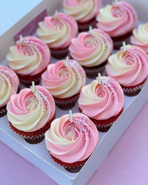 Pink Muffins Cupcake, Pink Cupcake Designs, Cup Cake Designs For A Girl, Birthday Muffins Decoration, Pink Cupcakes Aesthetic, Barbie Cupcakes Ideas, Pink Muffins, Ombre Cupcakes, Cupcakes Aesthetic