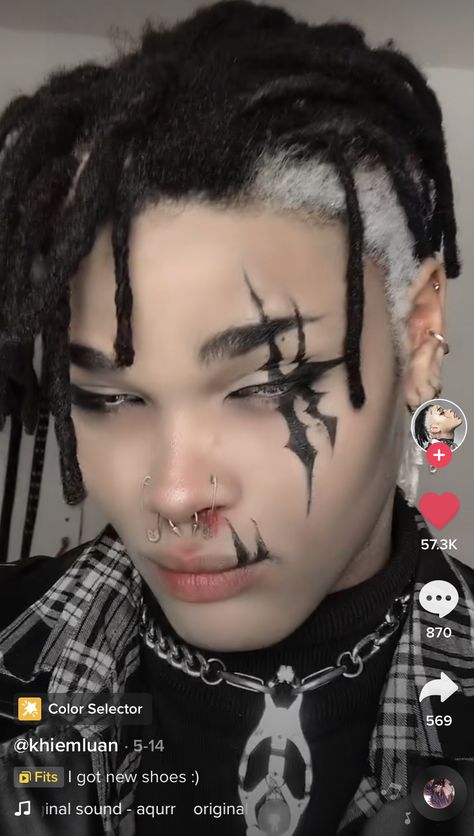 Mens Alt Makeup, Emo Makeup Looks Men, Emo Makeup For Guys, Punk Makeup Looks Men, Punk Eyeliner Men, Goth Makeup Looks Men, Mens Gothic Makeup, Eyeliner Inspo Alt, Emo Makeup Men